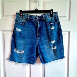 Kancan 7" distressed Estilo medium wash‎ denim shorts mid-rise Juniors/Womens 28